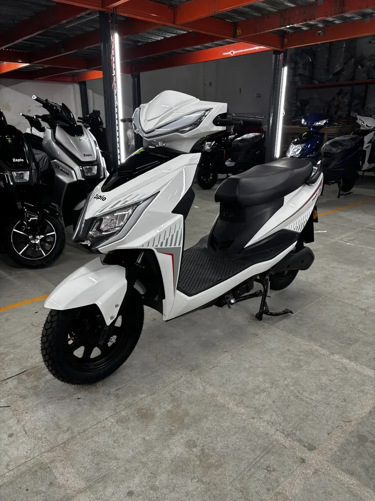 Max - White Color - image 4