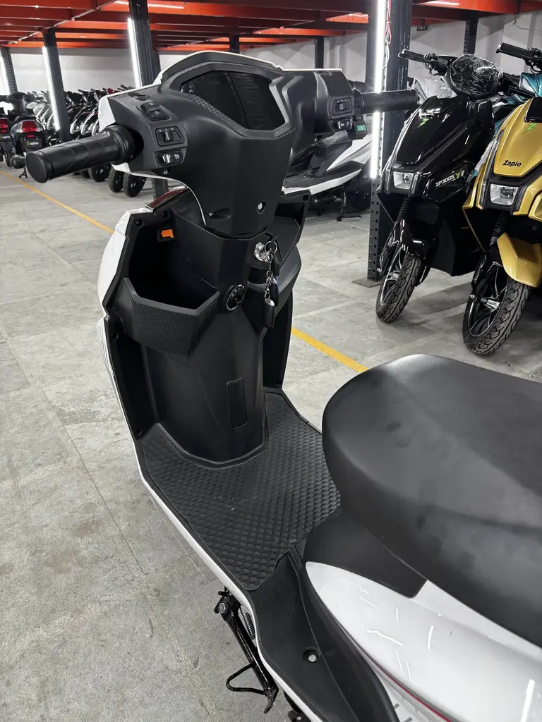 Max - White Color - image 2